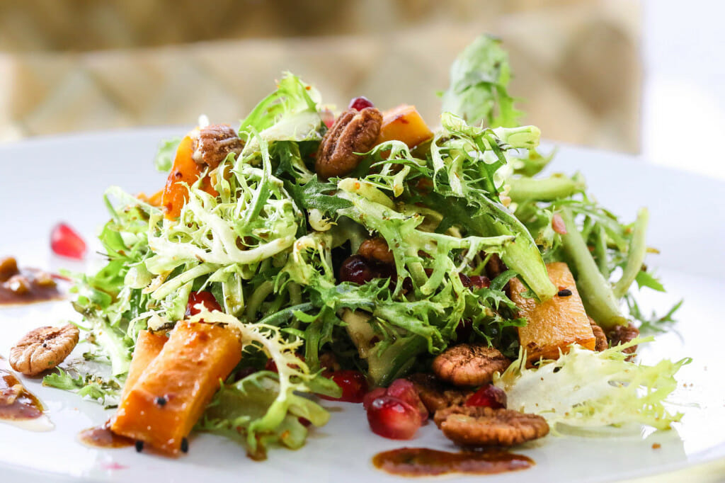 Fresh Pecan-Topped Salad 🌱