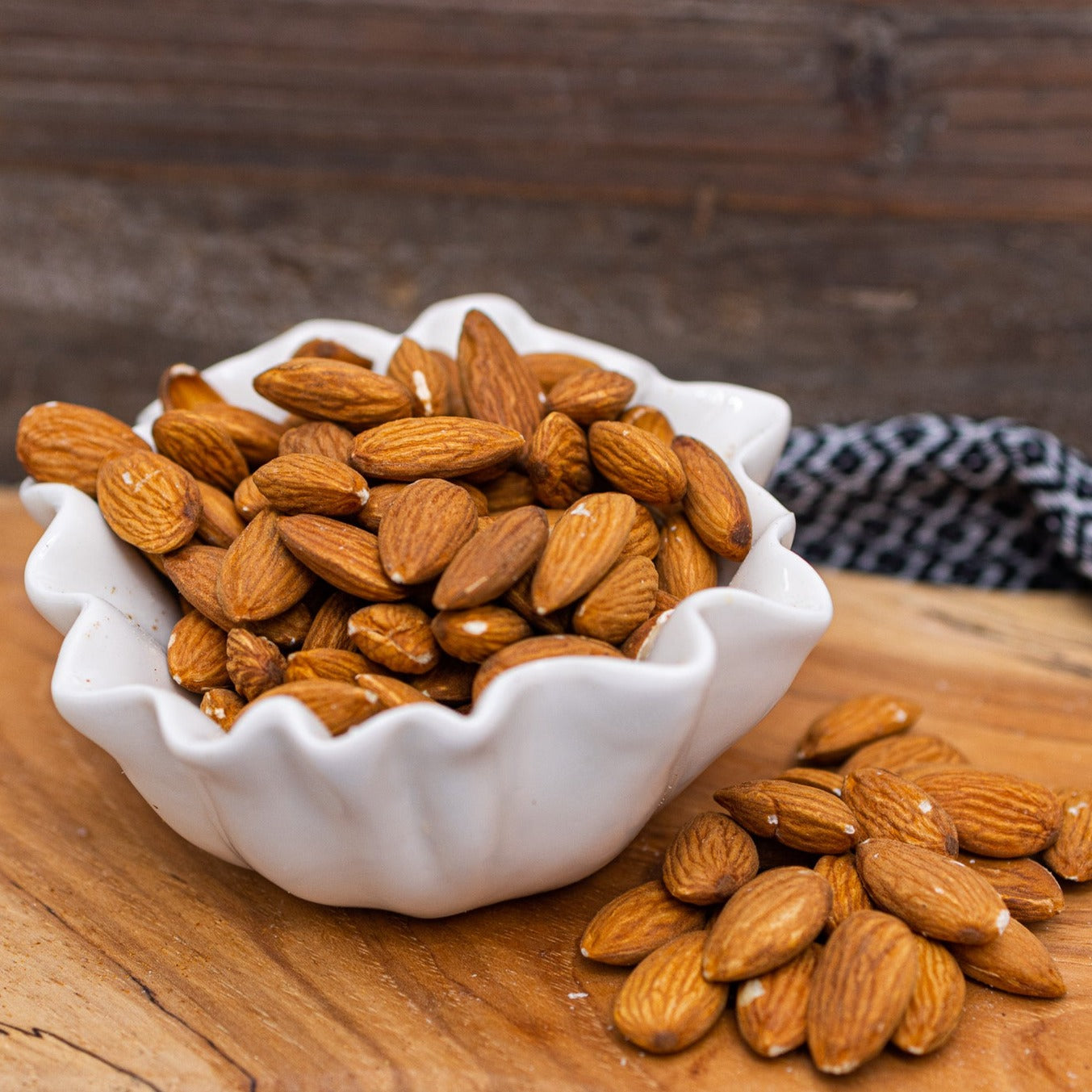 Raw natural almonds